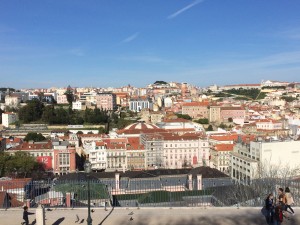 Blick vom Jardim de São Pedro de Alcântara auf die Stadt Lissabon